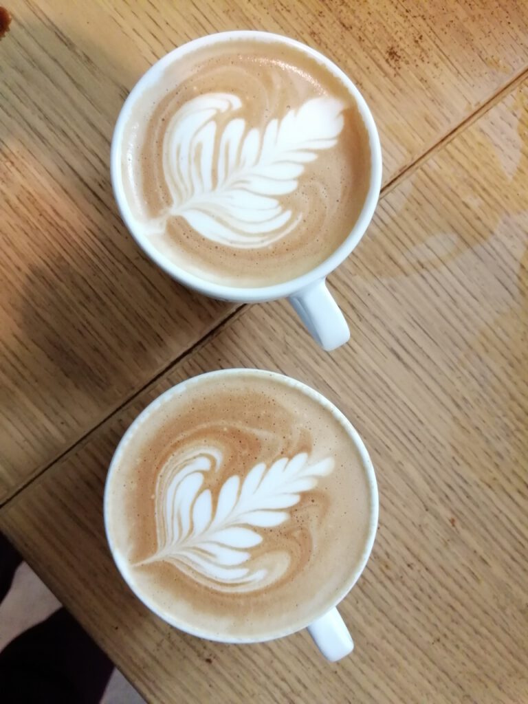 Na zdjęciu dwie filiżanki kawy