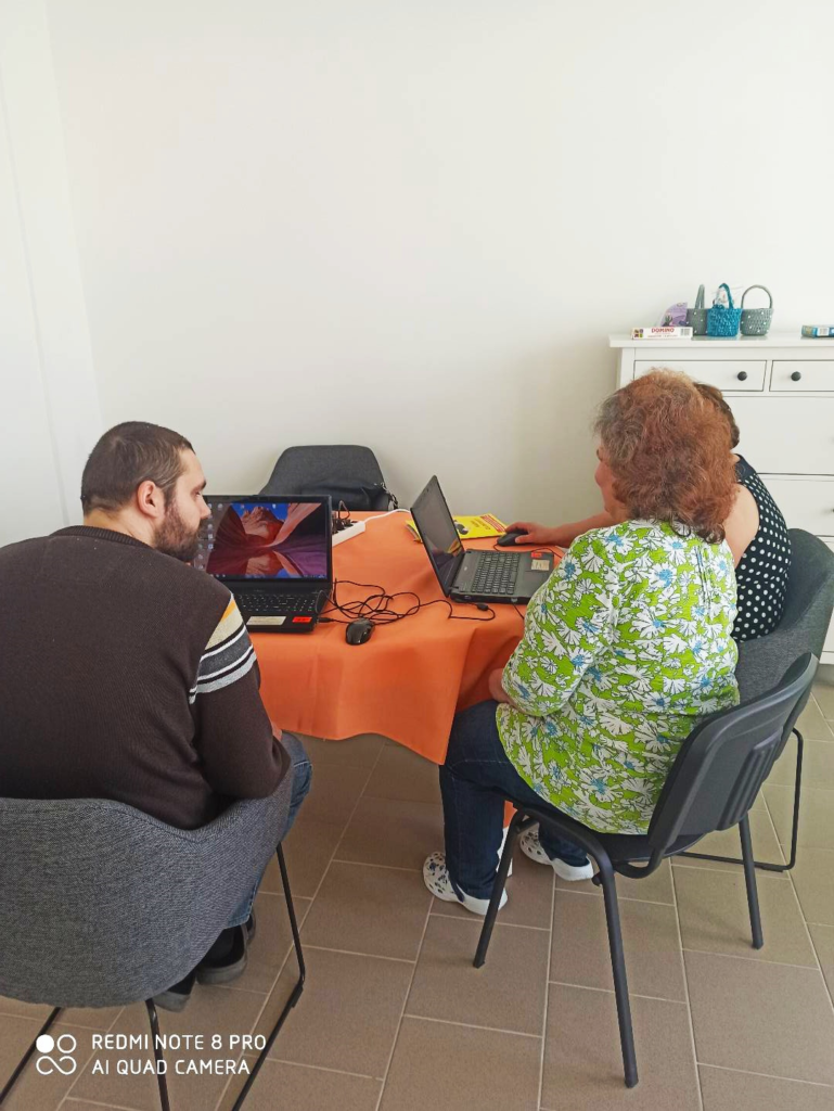 Na zdjęciu 3 osoby biorące udział w szkoleniu komuterowym