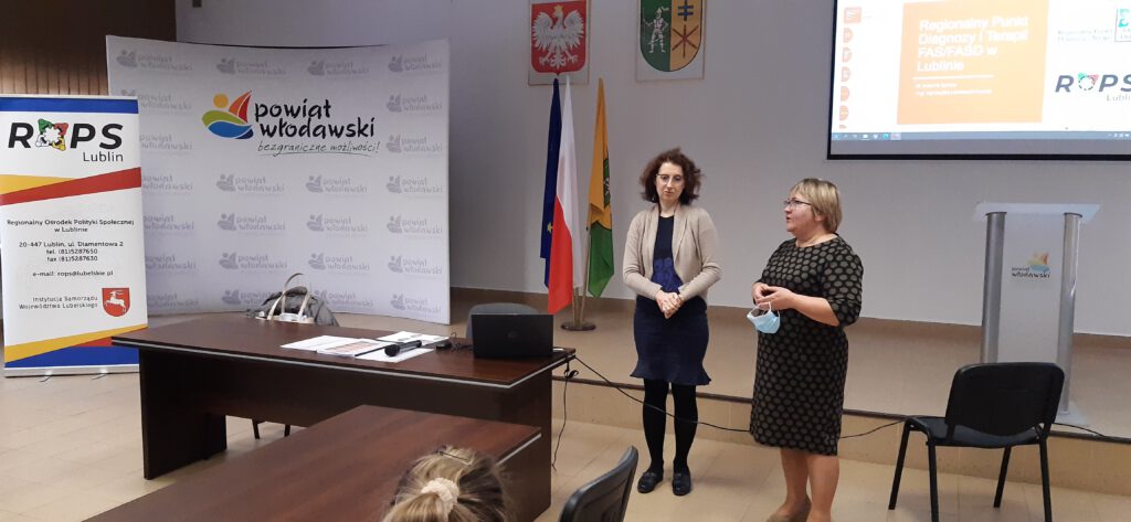 zbliżenie na prowadzącą szkolenie z problematyki FAS/FASD oraz Pani Dyrektor Powiatowego Centrum Pomocy Rodzinie we Włodawie.