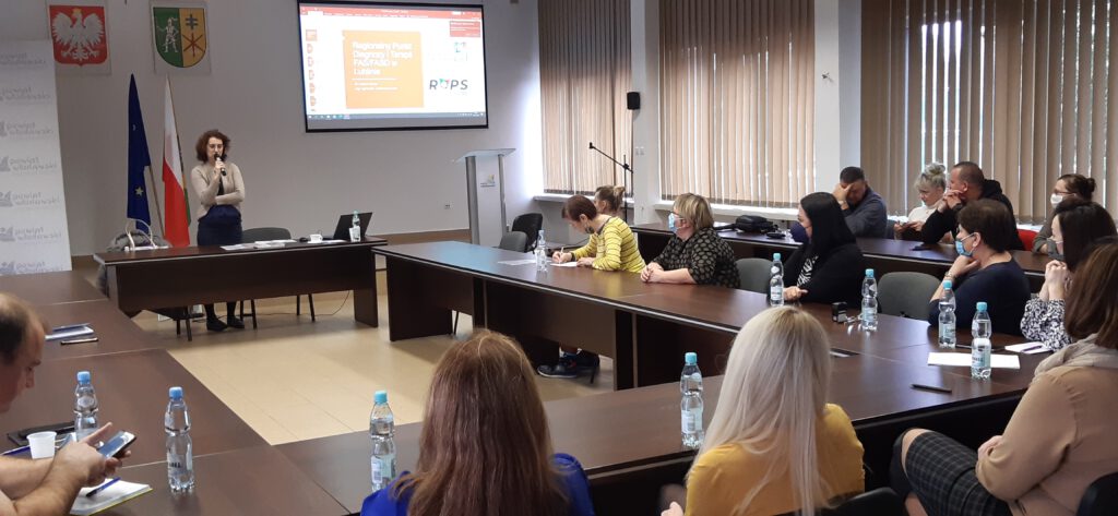 zbliżenie na prowadzącą i uczestników szkolenia z problematyki FAS/FASD w Powiatowym Centrum Pomocy Rodzinie we Włodawie