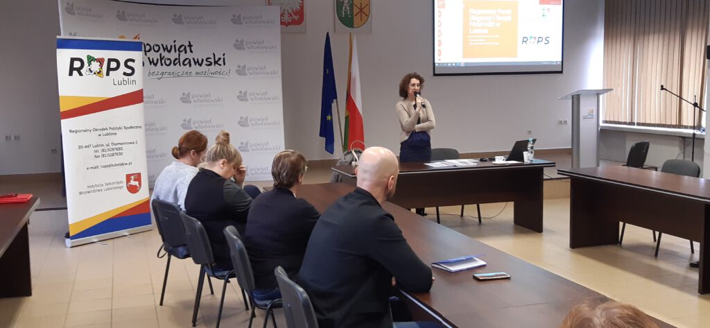 zbliżenie na prowadzącą i uczestników szkolenia z problematyki FAS/FASD w Powiatowym Centrum Pomocy Rodzinie we Włodawie