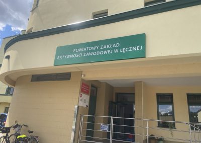 Fotografia przedstawia wejście do budynku ZAZ Łęczna