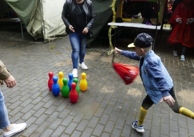 Dziecko uczestniczące w konkurencji sportowej podczas imprezy dla osób z niepełnosprawnością
