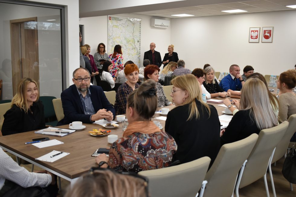 Napisz tekst alternatywny do tego zdjęcia, zgodnie z zasadami WCAG 2.2, rozszerzony opis, bez emocjonalnego opisywania zdjęcia. Tylko opis, nic innego.