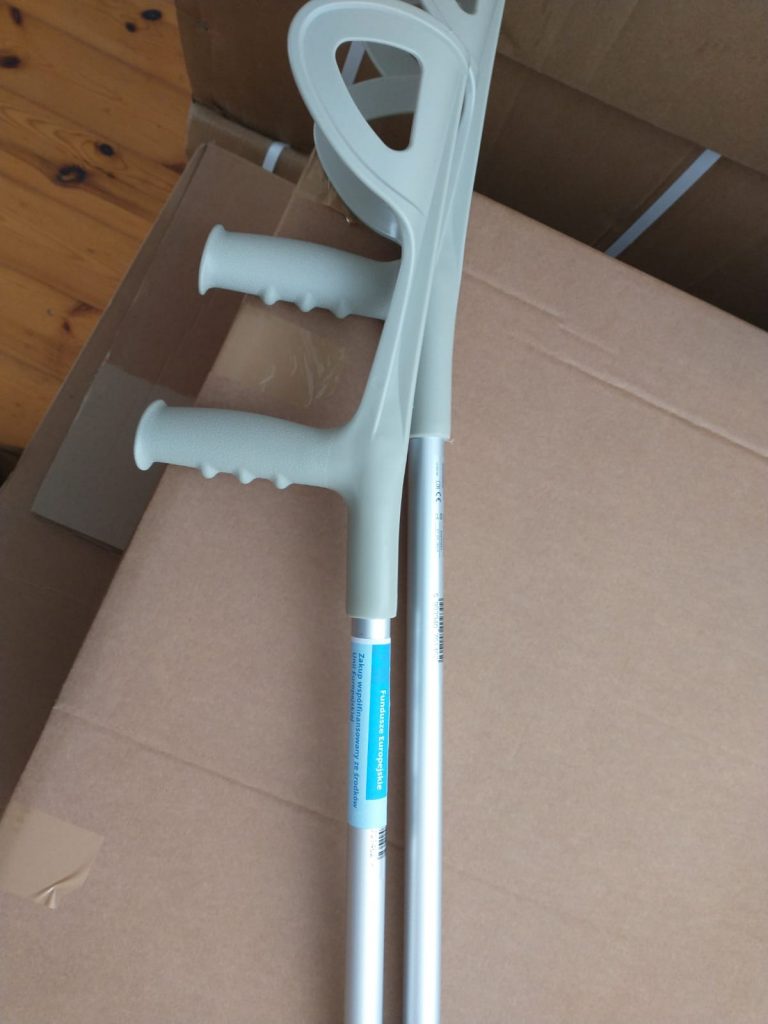 Kule do chodzenia, położone na kartonowym pudełku