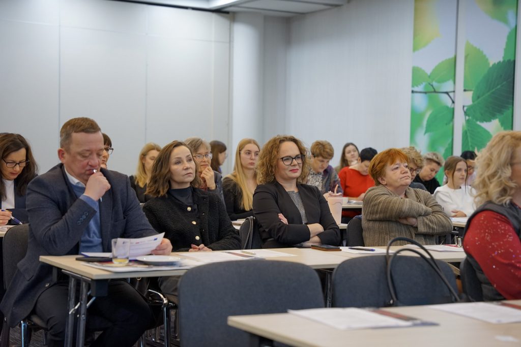 Pełna sala konferencyjna, uczestnicy siedzą w rzędach