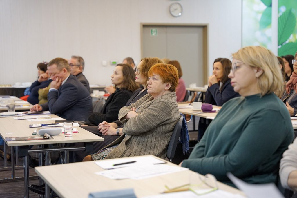 Pełna sala konferencyjna, uczestnicy siedzą w rzędach