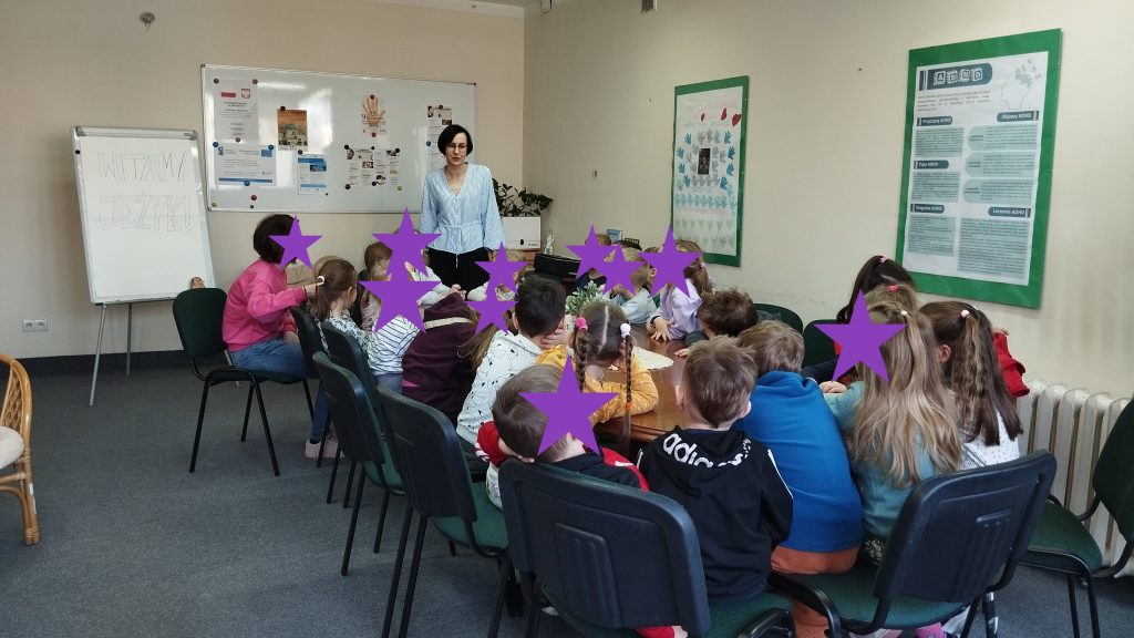 Przedszkolaki z grupy „Jeżyki” ze Społecznego Przedszkola w Białej Podlaskiej odwiedzające Przedstawicielstwo Ośrodka Adopcyjnego w Białej Podlaskiej